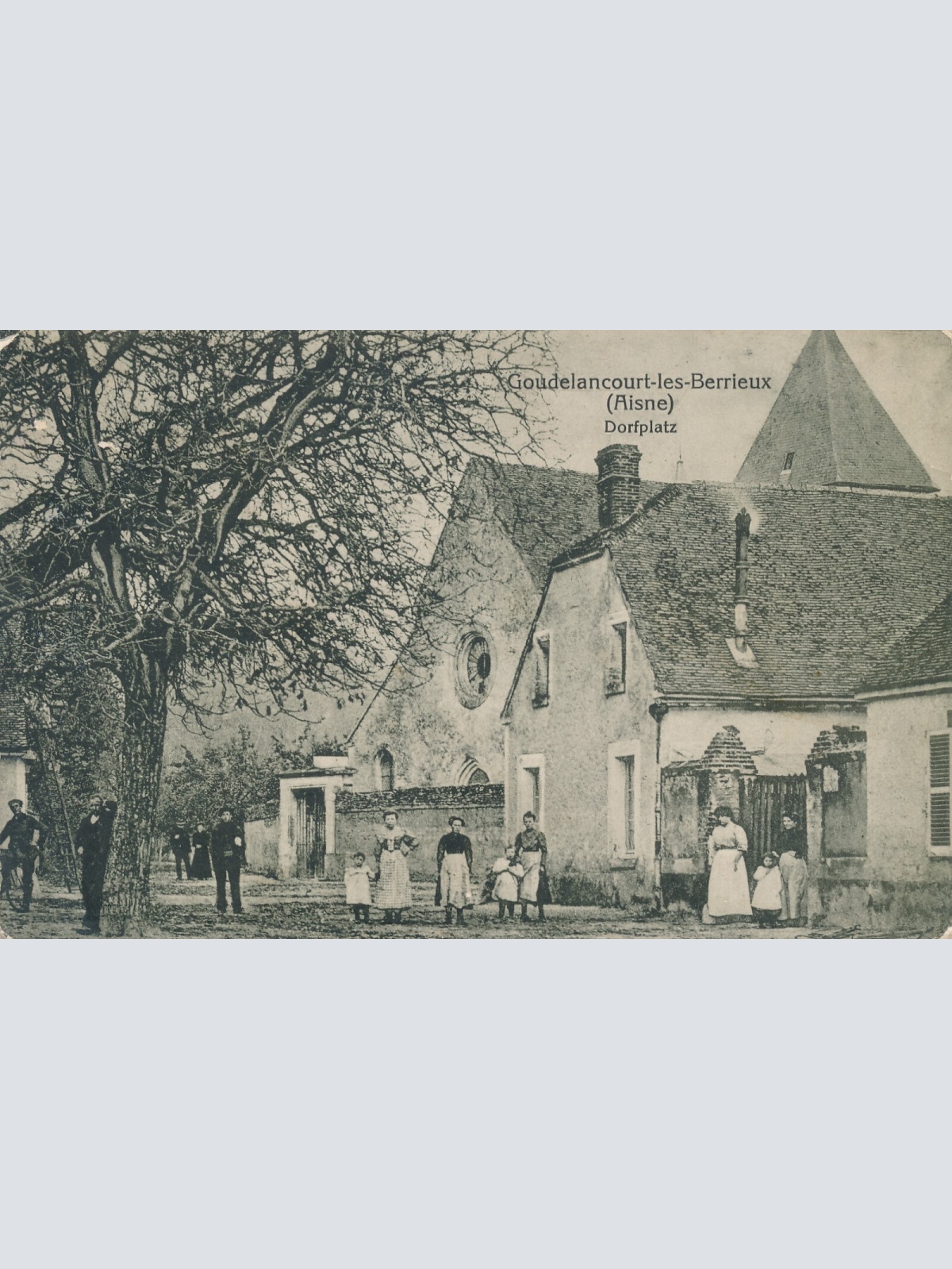 AK aus Goudelancourt les Berrieux Dorfplatz Frankreich Ansichtskarte (10885)