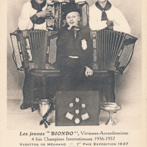 AK aus Les jeunes Bindo Virtuoses Accordeoniste Frankreich Ansichtskarte (11029)