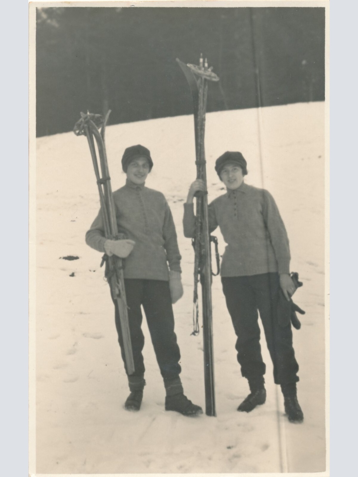 AK aus Bad Ischl Menschen mit Ski Oberösterr. Ansichtskarte (10351)