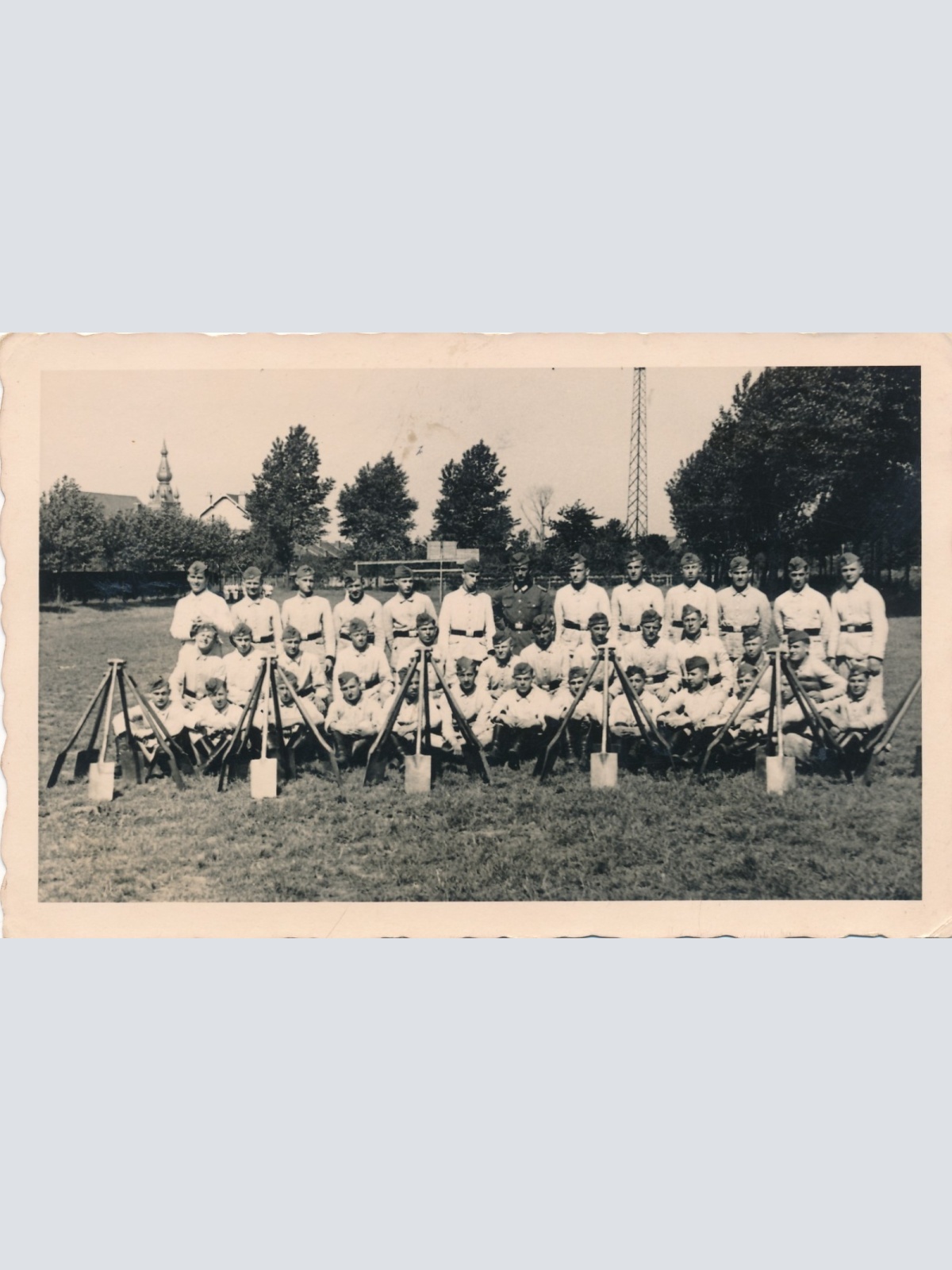 AK Soldaten Mannschaftsfoto mit Gewehren Militaria Ansichtskarte (16187)