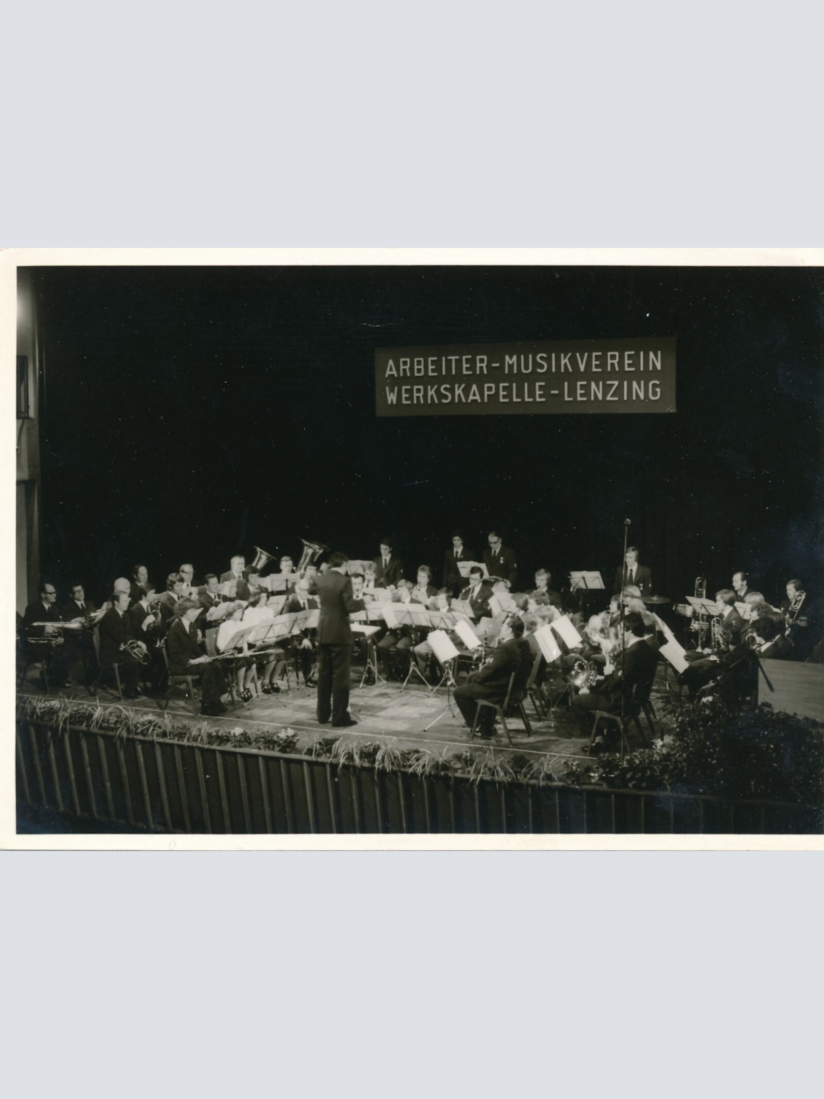 AK aus Lenzing Musikverein aufführung Oberösterreich Ansichtskarte (11684)