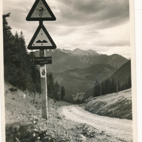 AK aus Niederalps mit Strassenschild Gefährlich Steiermark Ansichtskarte (12039)