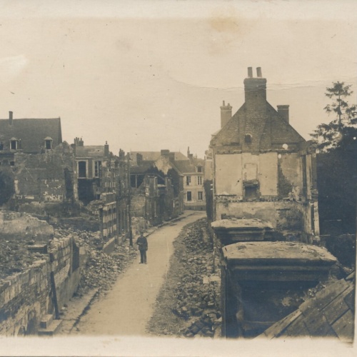 AK aus Roye Frankreich mit zerstörten Häuser Ansichtskarte (10881)