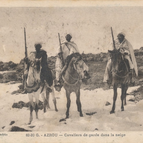 AK aus Azrou Marokko Männer mit Waffen auf Pferden Afrika Ansichtskarte (11365)