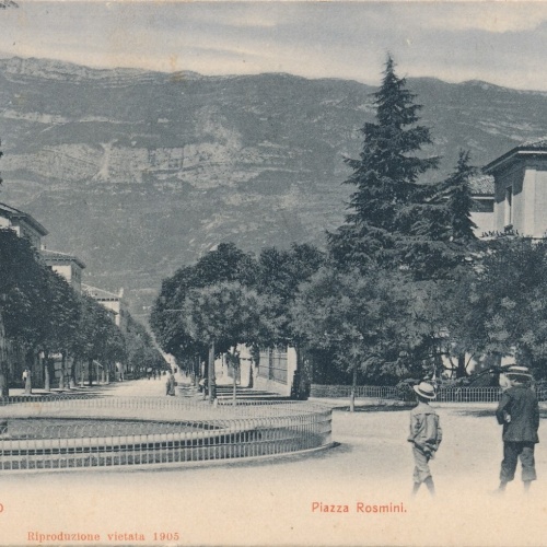 AK aus Roverto mit Brunnen Piazza Rosmini Italien Ansichtskarte (12541)