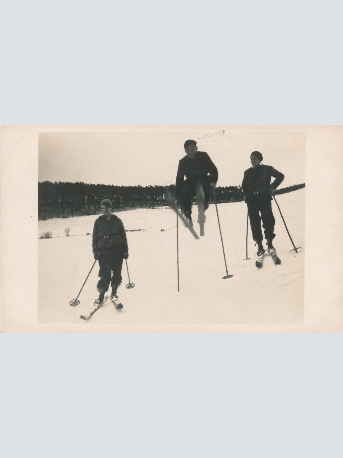 AK Annodazumals drei Skifahrer Ansichtskarte (13444)