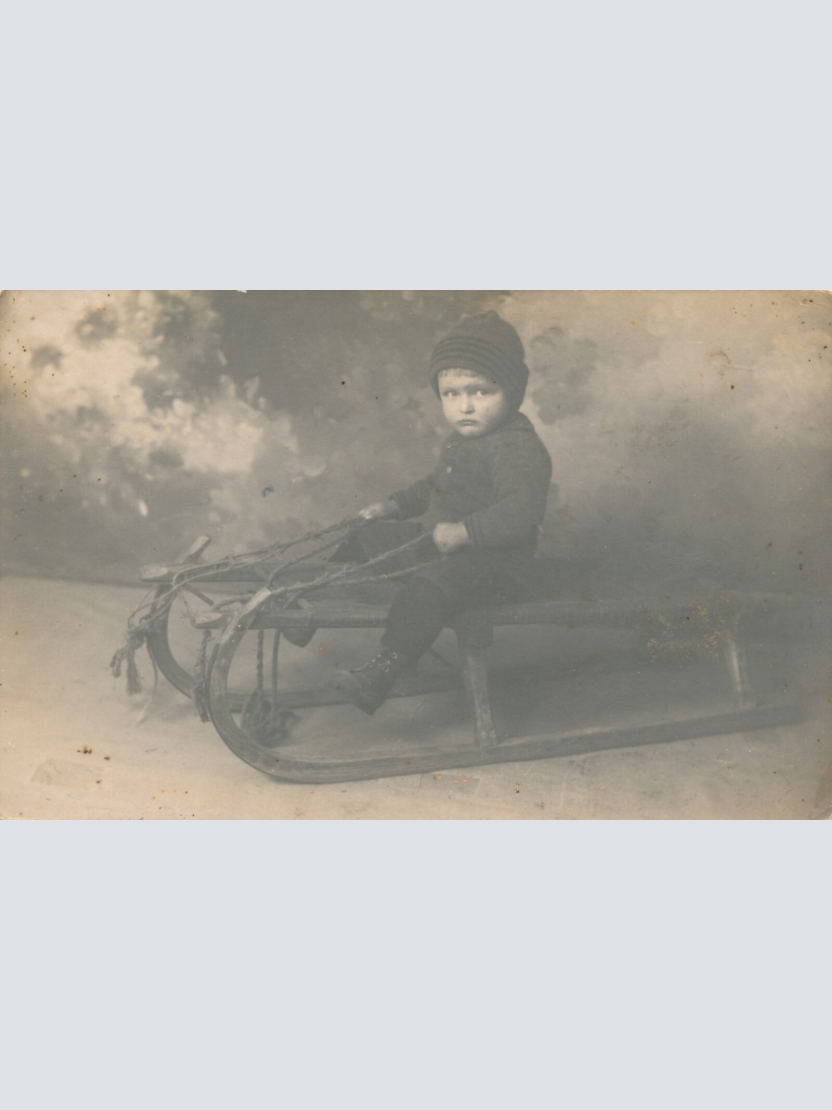 AK Annodazumals Kleines Kind auf Schlitten Ansichtskarte (13447)