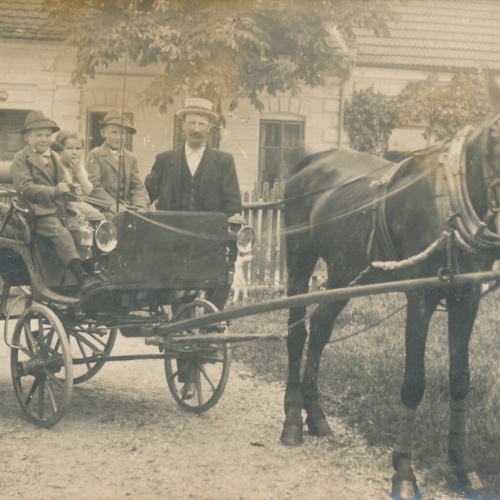 AK Annodazumals Familie mit Kutsche Ansichtskarte (13450)