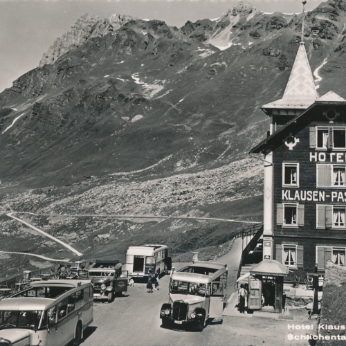 AK vom Hotel Klausenpasshöhe mit Oldtimer Italien Ansichtskarte (13283)