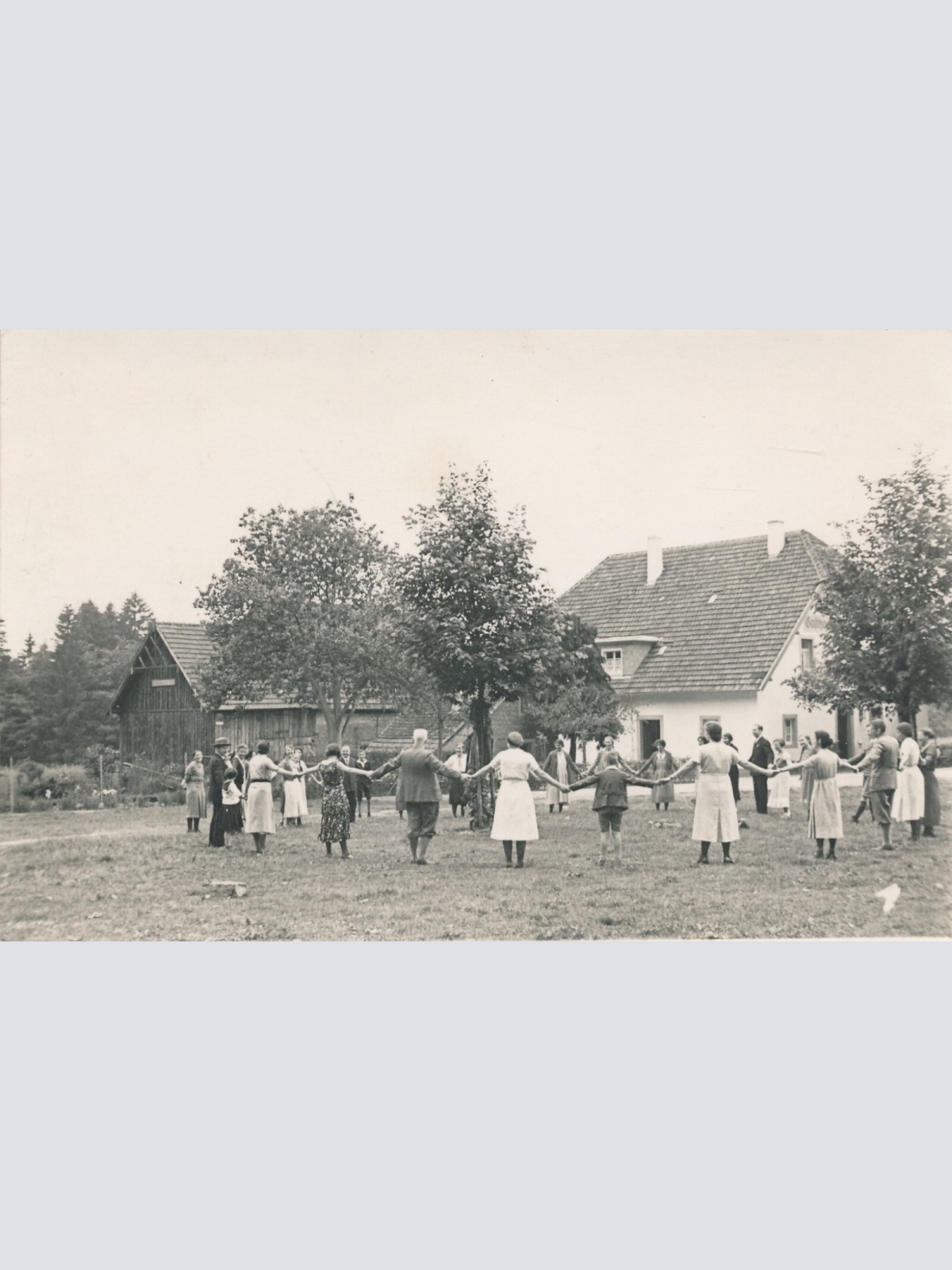 AK Annodazumals aus Speyer spielend im Garten Ansichtskarte (13929)