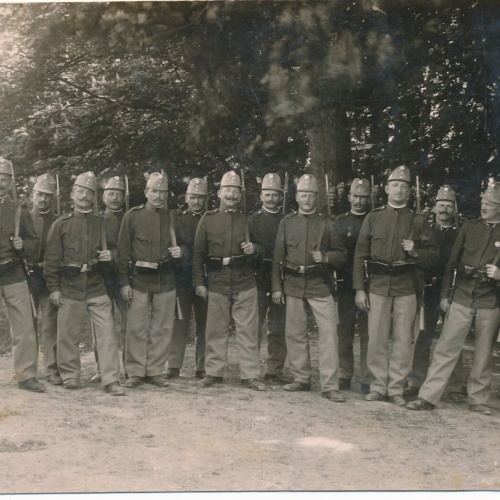 AK von Soldaten mit Waffen Ansichtskarte (13970)