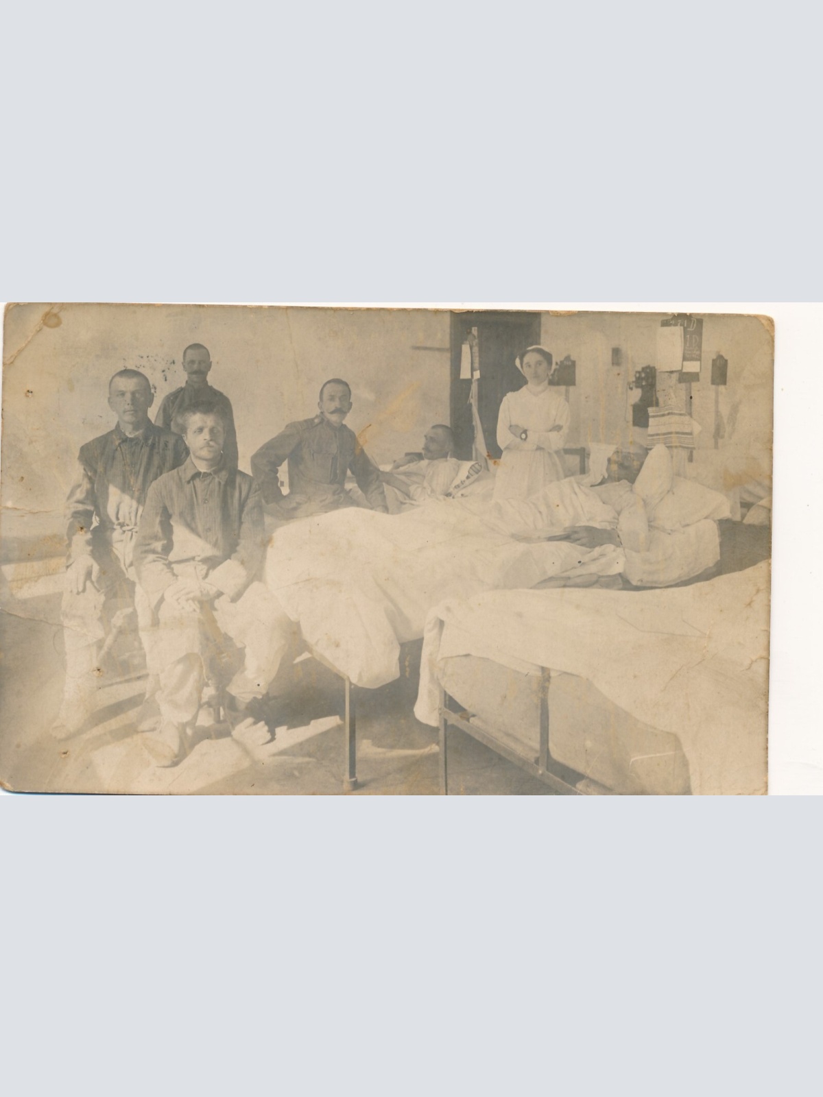 AK von Verletzten Soldaten Ansichtskarte (13971)