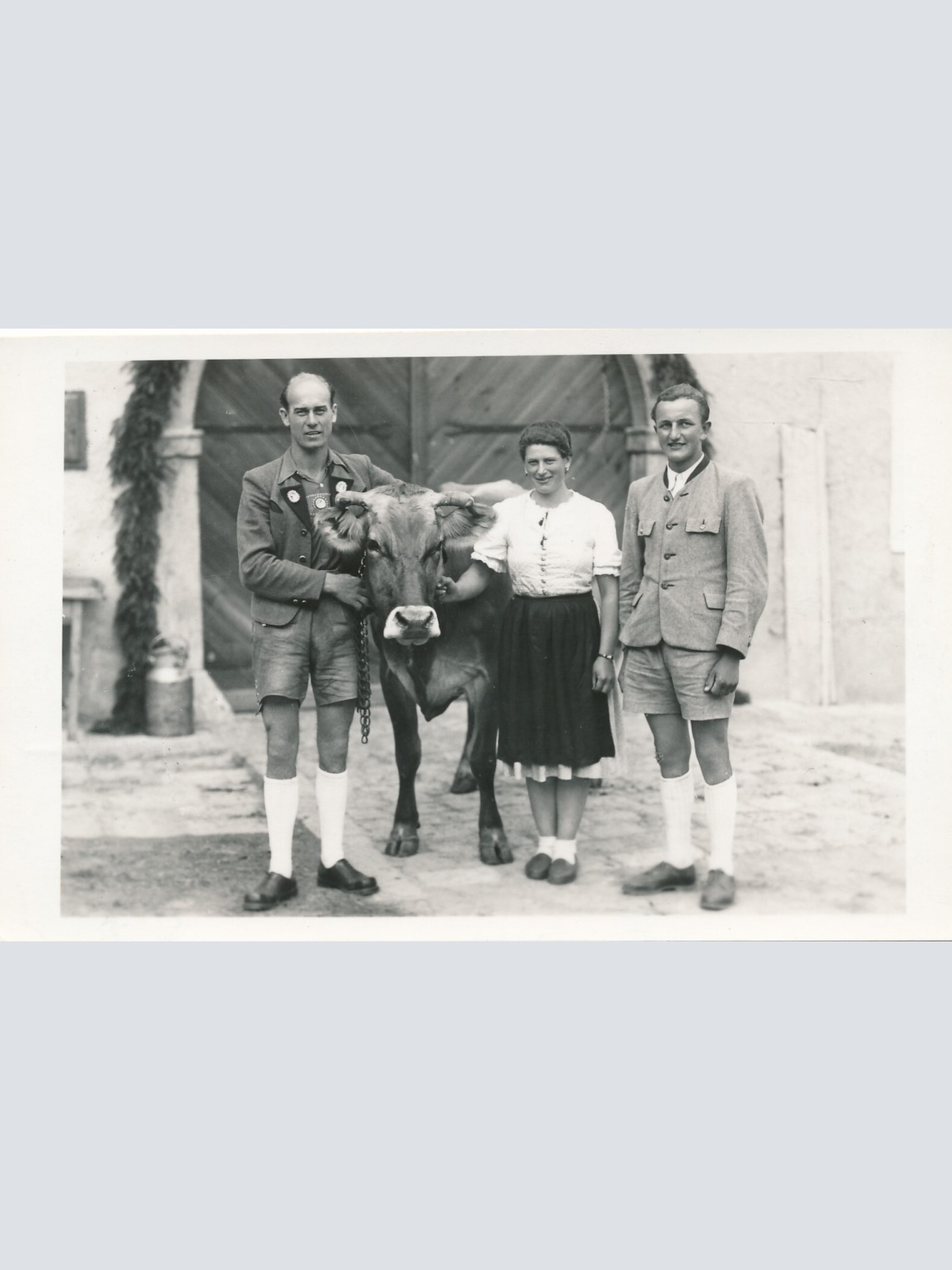 Foto - AK Annodazumals zwei Männer und eine Frau mit Kuh Ansichtskarte (14171)