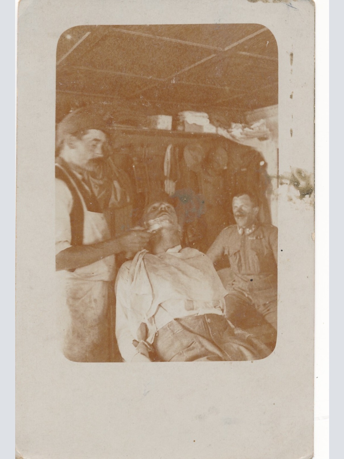 AK Soldat beim Frisör Bart Rasur Militaria (14032)