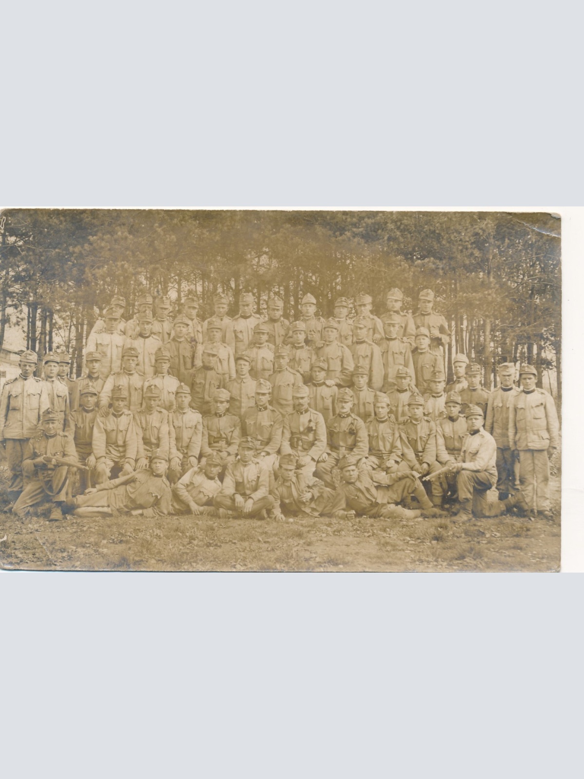 AK Soldatenmannschaftsfoto mit Gewehr Militaria (14033)