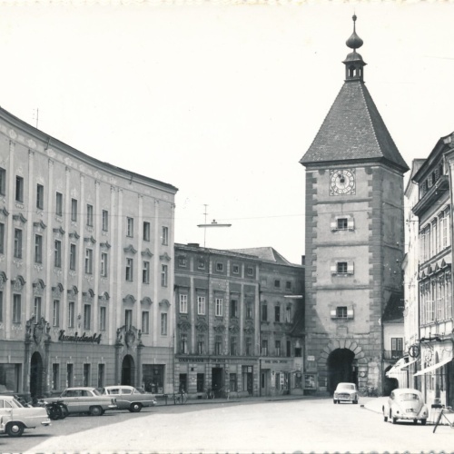 AK aus Wels Stadtplatz mit Oldtimer Oberösterreich Ansichtskarte (14103)