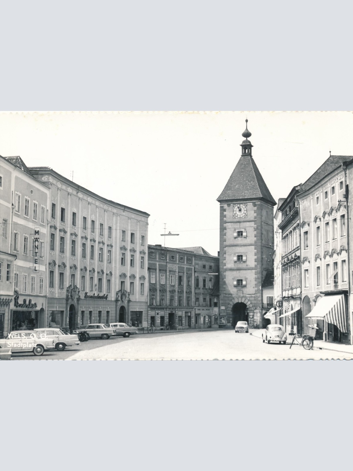 AK aus Wels Stadtplatz mit Oldtimer Oberösterreich Ansichtskarte (14103)