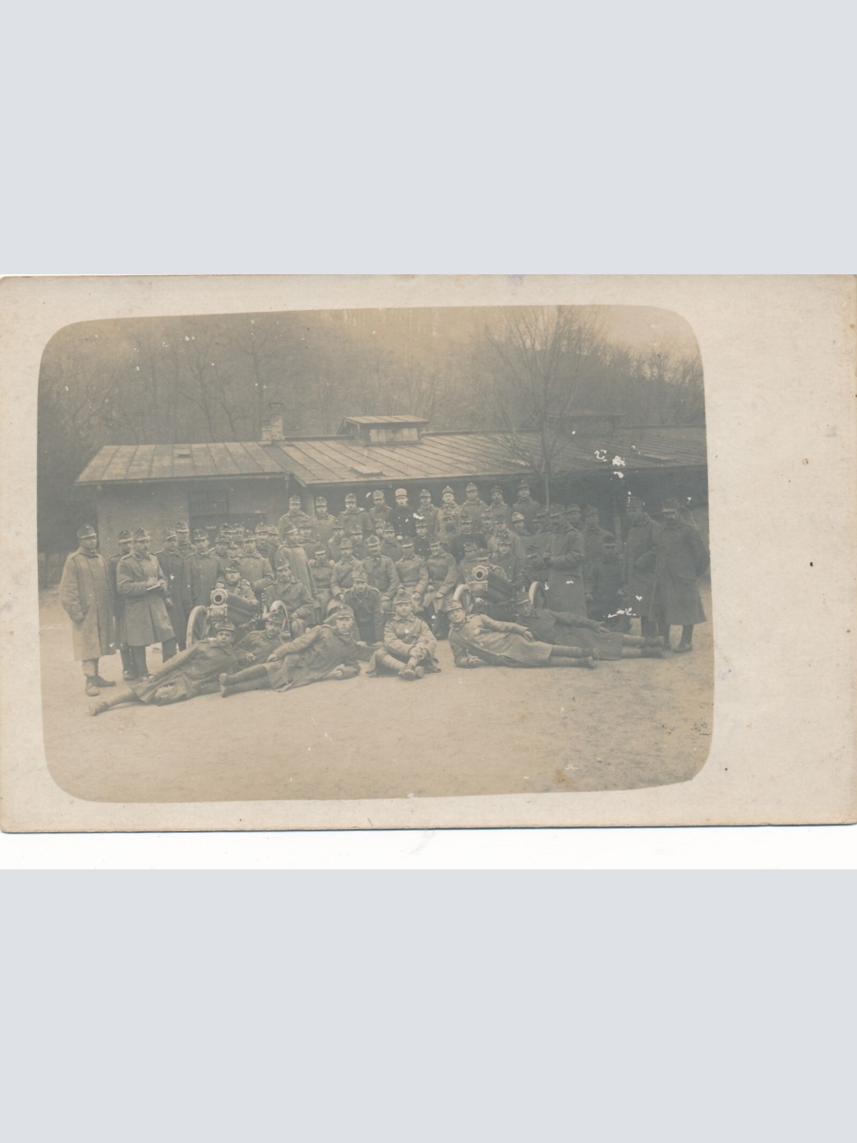 AK Mannschaftsfoto mit Offizieren und Kanonen Militaria Ansichtskarte (14530)