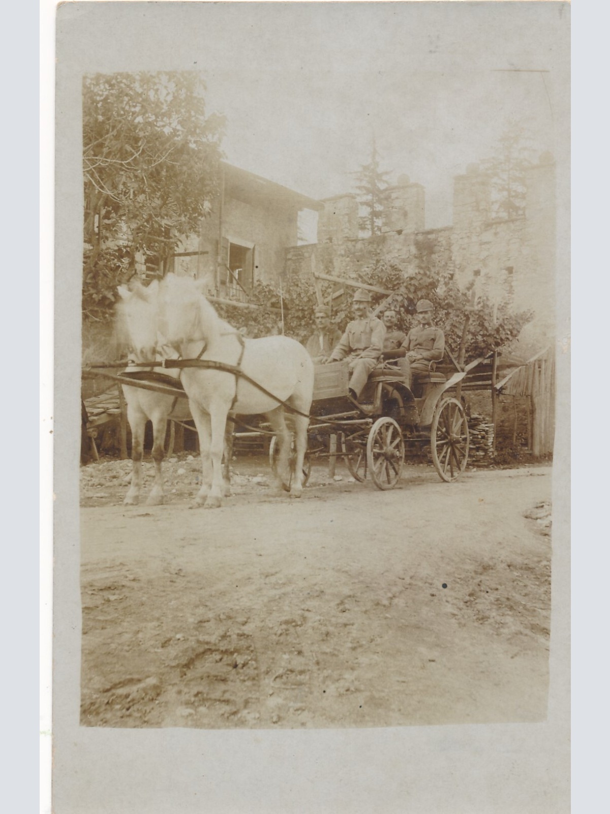 AK Soldaten auf Kutsche mit zwei Pferden Militaria Ansichtskarte (14538)