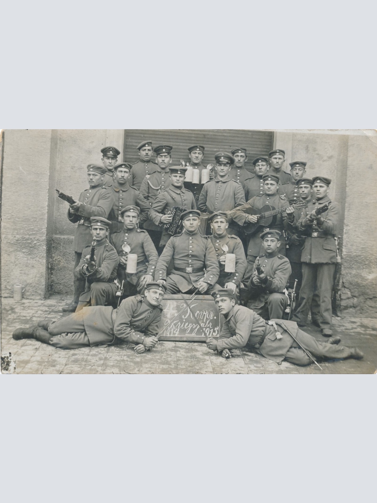 AK 4. Korp. Kriegsjahr 1914 15 mit Soldaten und Waffen Ansichtskarte (14604)