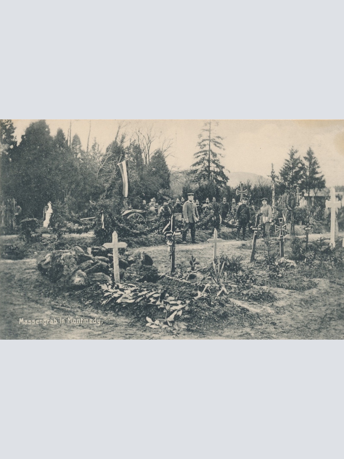 AK aus Montmedy Massengrab mit Soldaten Ansichtskarte (14601)