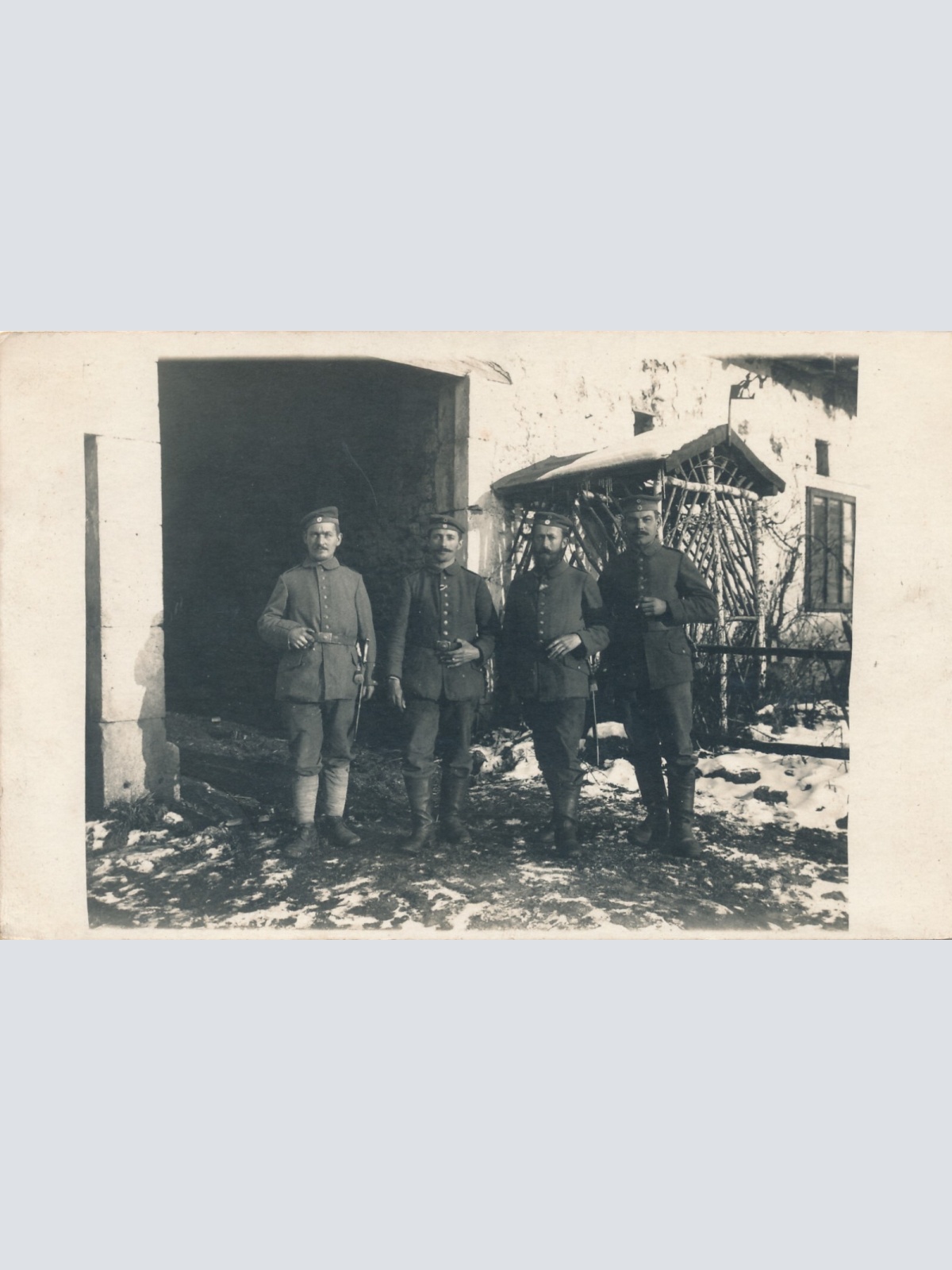 AK Gruppenfoto von Soldaten Militaria Ansichtskarte (14629)