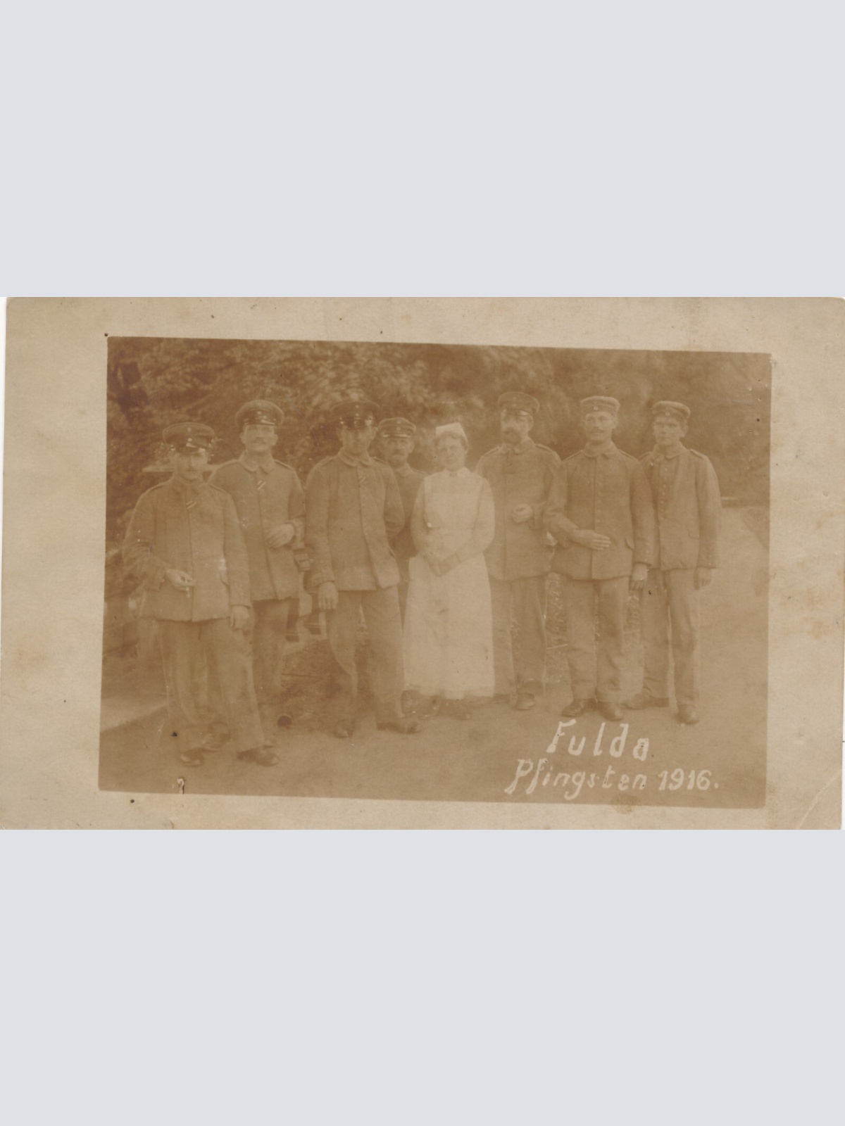 AK Soldaten mit Krankenschwester in Fulda 1916 Militaria Ansichtskarte (14613)