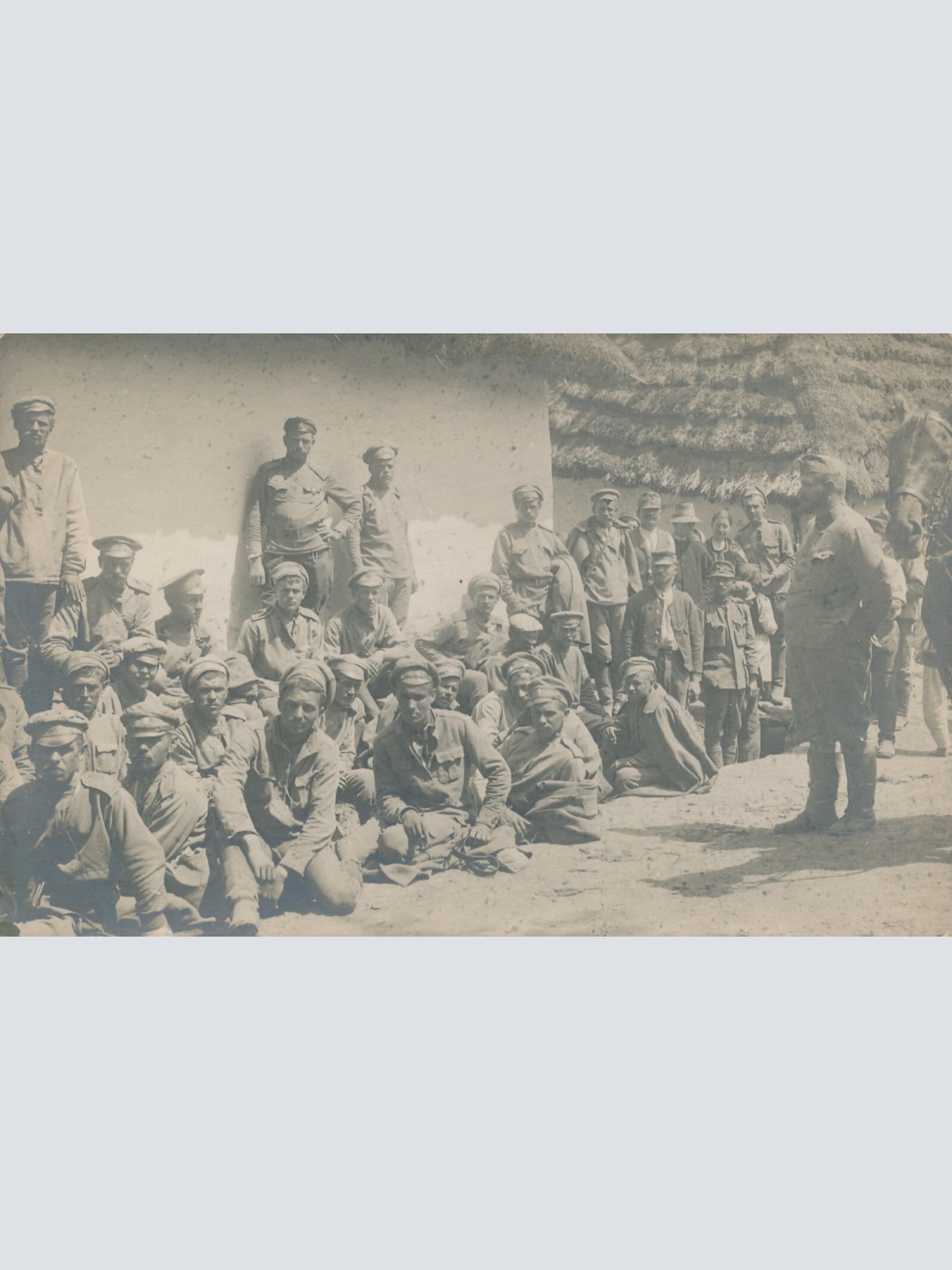 AK Gruppenfoto mit Russischen Soldaten Militaria Ansichtskarte (14443)