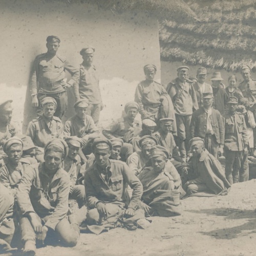 AK Gruppenfoto mit Russischen Soldaten Militaria Ansichtskarte (14443)