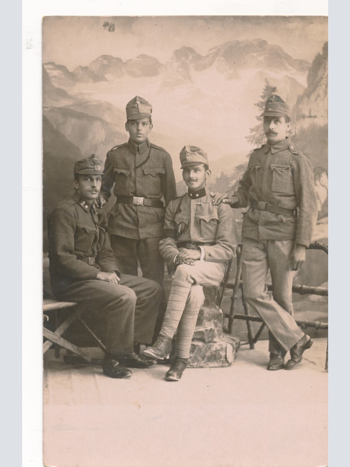 AK 3 Soldaten mit Offizier Militaria Ansichtskarte (14658)