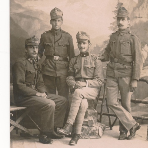 AK 3 Soldaten mit Offizier Militaria Ansichtskarte (14658)