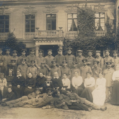 AK Mannschaftsfoto von Soldaten mit Frauen Militaria (14804)