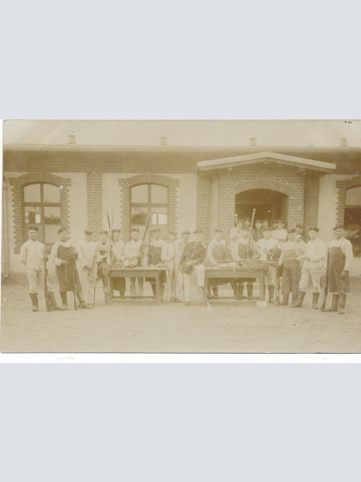 AK Mannschaftsfoto von Soldaten vor der Baracke Militaria (14808)