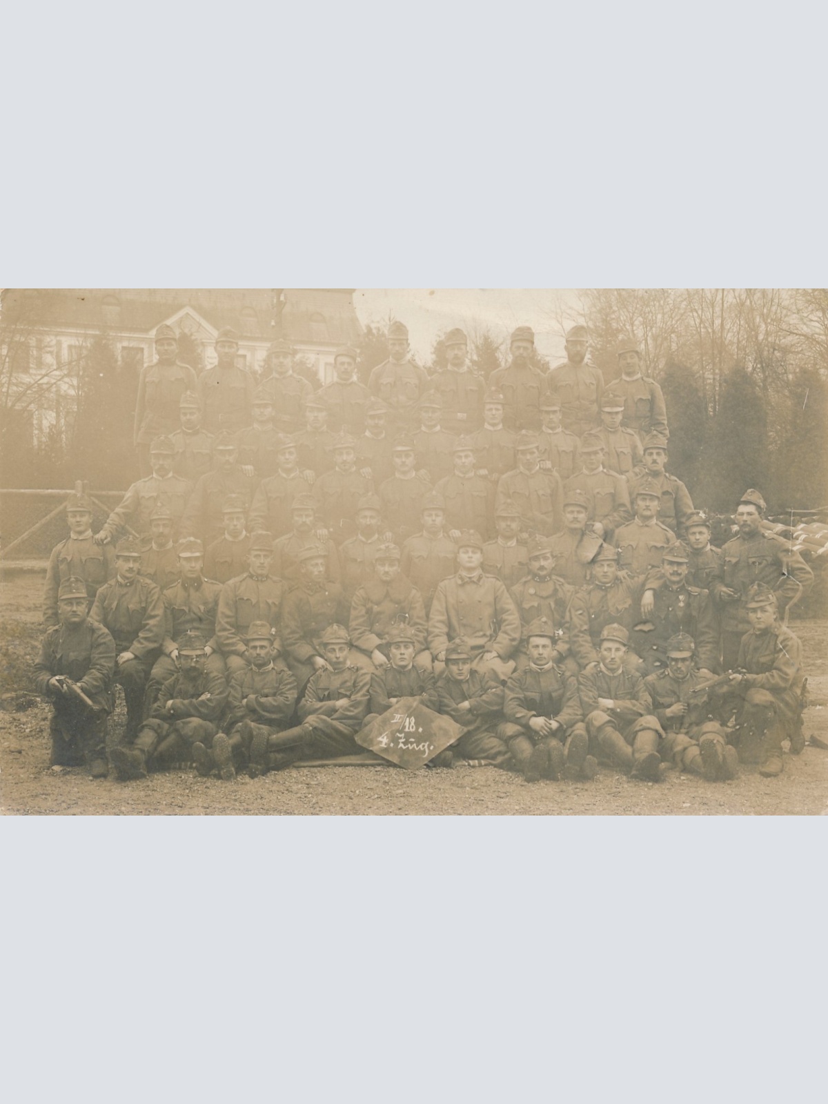 AK Mannschaftsfoto von Soldaten II 18. 4. Zug Militaria (14749)