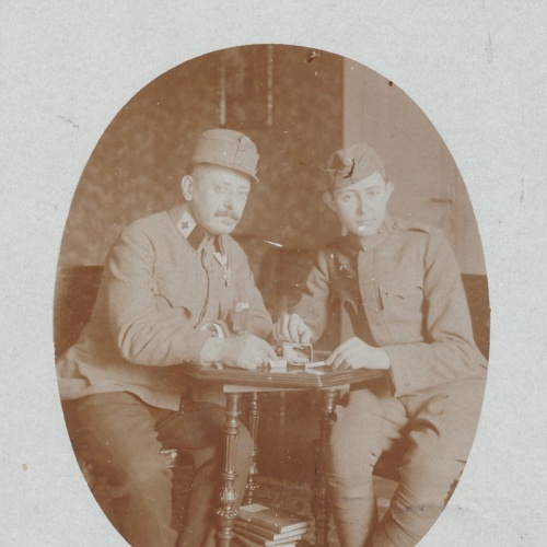 AK zwei Soldaten mit Zigeretten Militaria (14730)