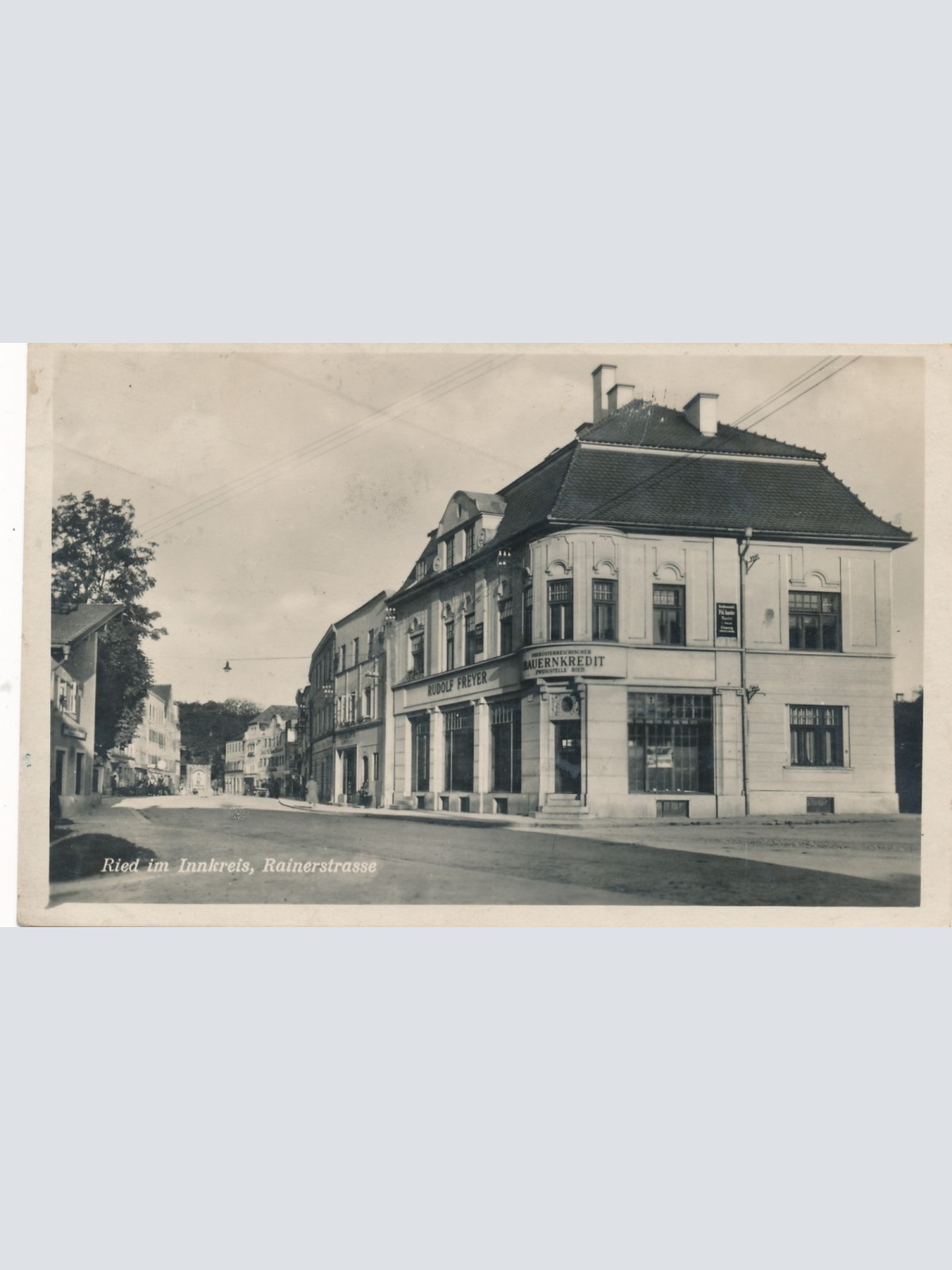 AK aus Ried im Innkreis Rainerstrasse mit Bank Oberösterreich (15012)