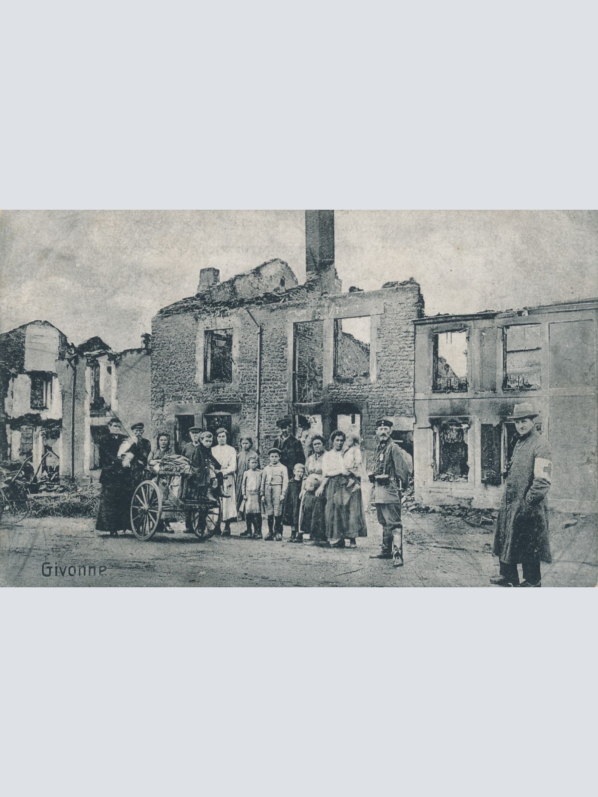 AK aus Givonne Kaputtes Haus davor Menschen Militaria (14996)