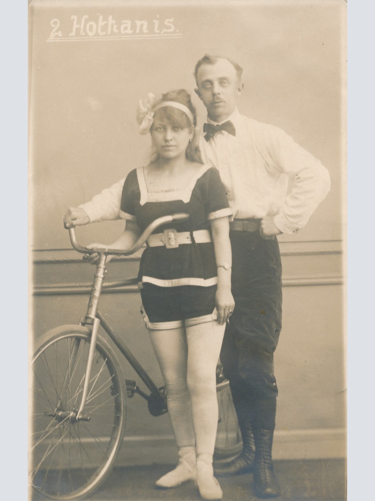 AK Annodazumals 2 Hothanis Mann und Frau mit Fahrrad Ansichtskarte (15216)