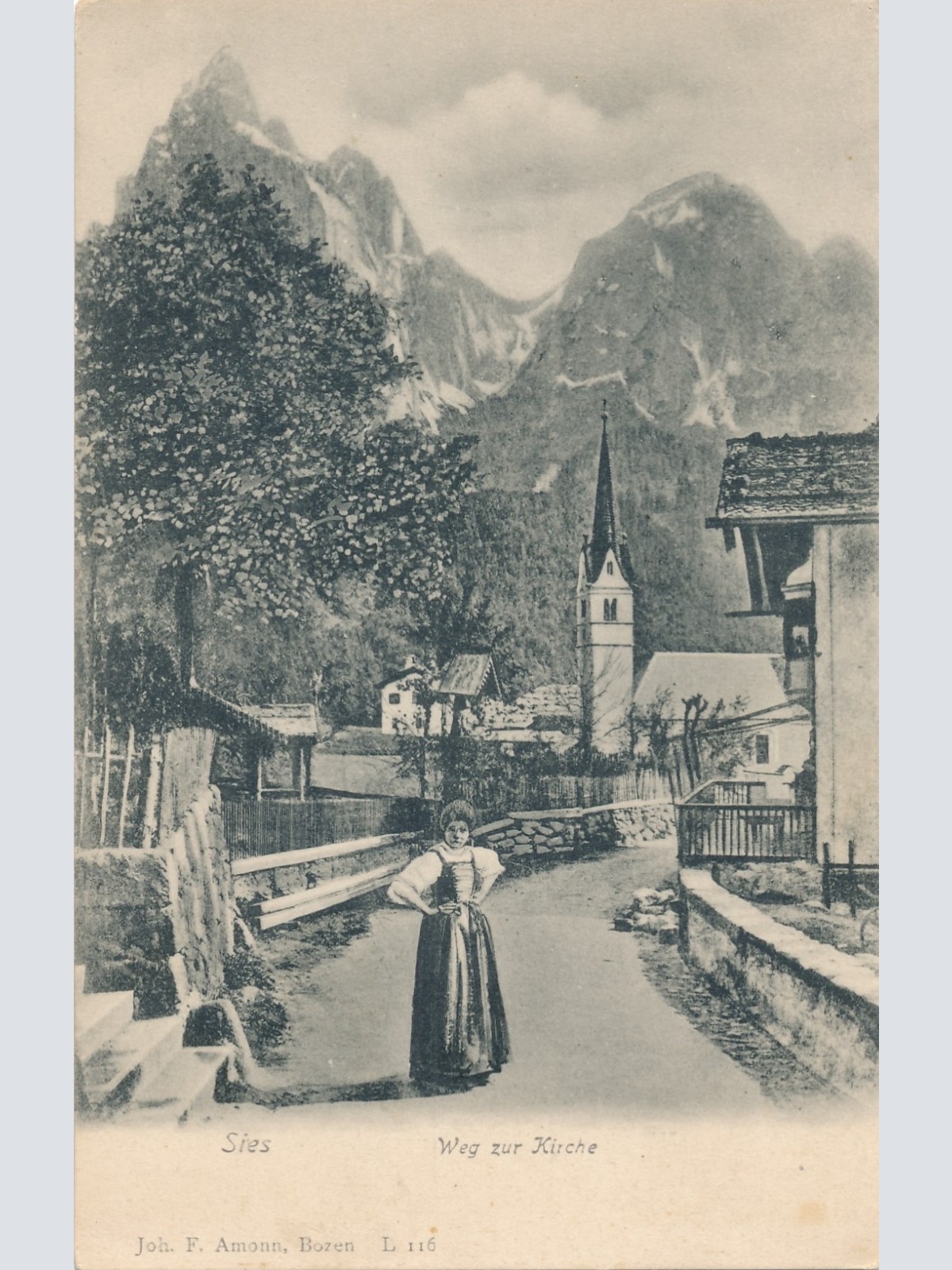 AK aus Sies Weg zur Kirche mit Frau Italien Ansichtskarte (15825)