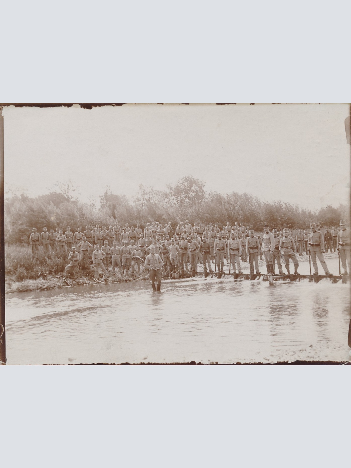 AK Soldaten mit Offizieren Mannschaftsfoto Militaria 9 x 11,5 cm (15725)