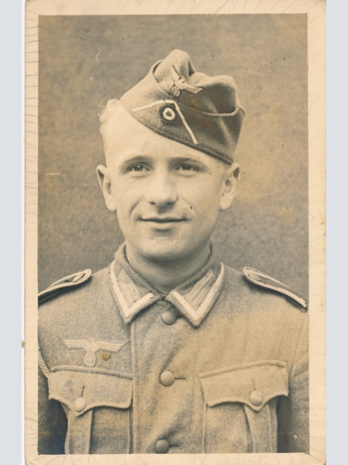 AK von einem Sturmgeschütz Soldat in Uniform mit Schifferl Ansichtskarte (15407)