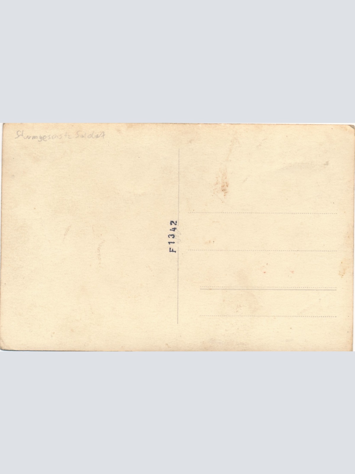 AK von einem Sturmgeschütz Soldat in Uniform mit Schifferl Ansichtskarte (15407)