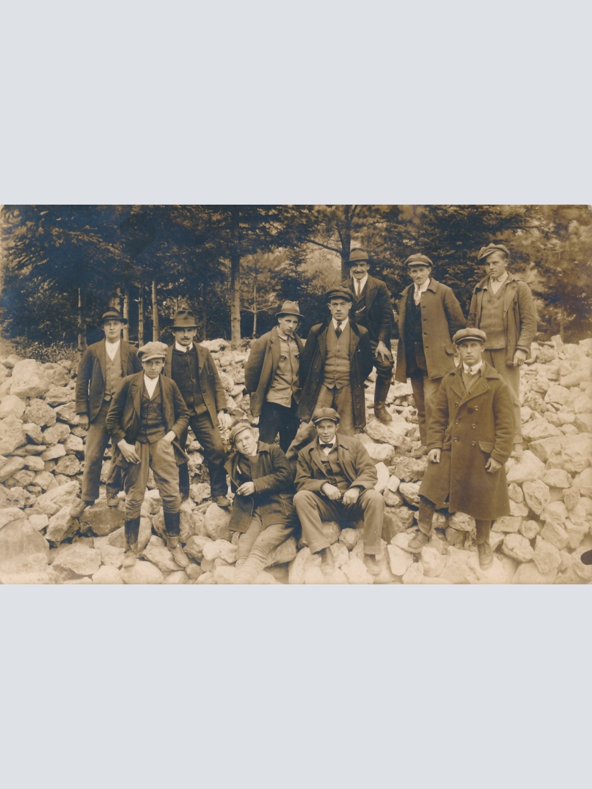 AK Annodazumals mit Elf Männer Ansichtskarte (15915)