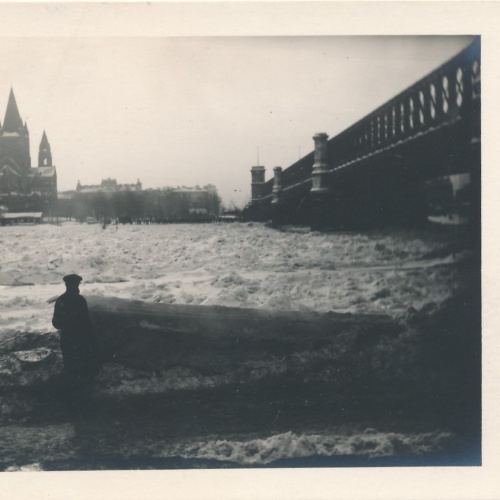 AK Annodazumals Eissturm mit einem Mann Ansichtskarte (15914)