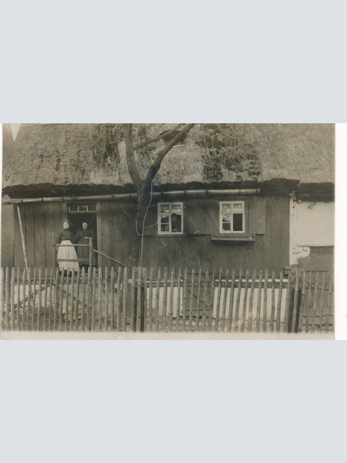 AK Annodazumals mit zwei Frauen und einem Mann Ansichtskarte (15913)