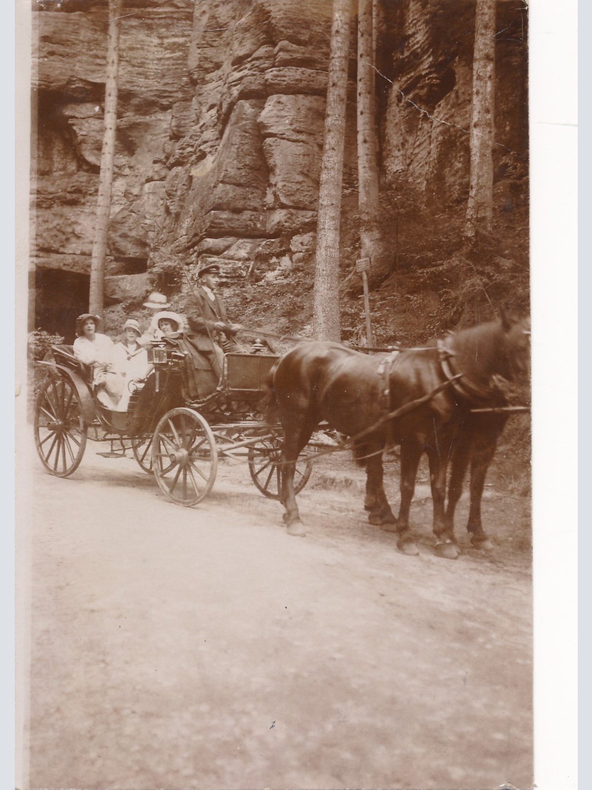 AK Annodazumals Familie in der Kutsche Ansichtskarte (16140)