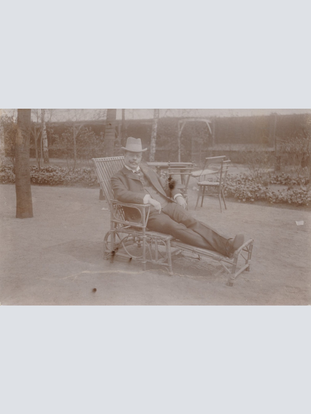 AK Annodazumals Mann mit Stuhl Ansichtskarte (16136)