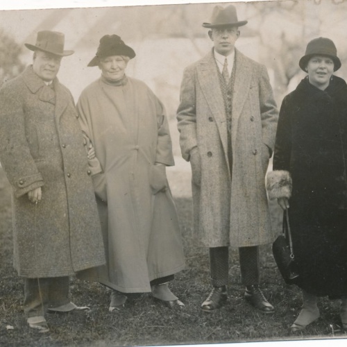 AK Annodazumals zwei Männer und Frauen Ansichtskarte (16143)