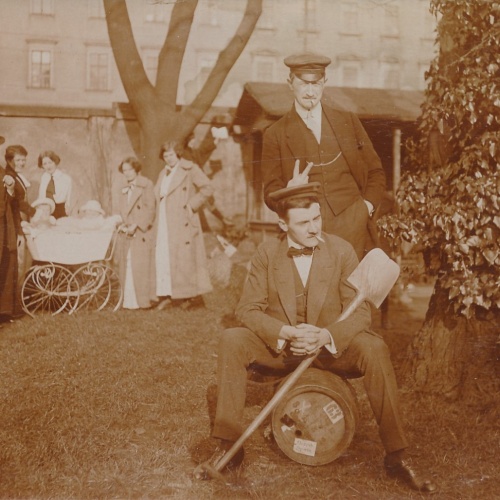 AK Annodazumals zwei Männer mit Bierfass Ansichtskarte (16144)