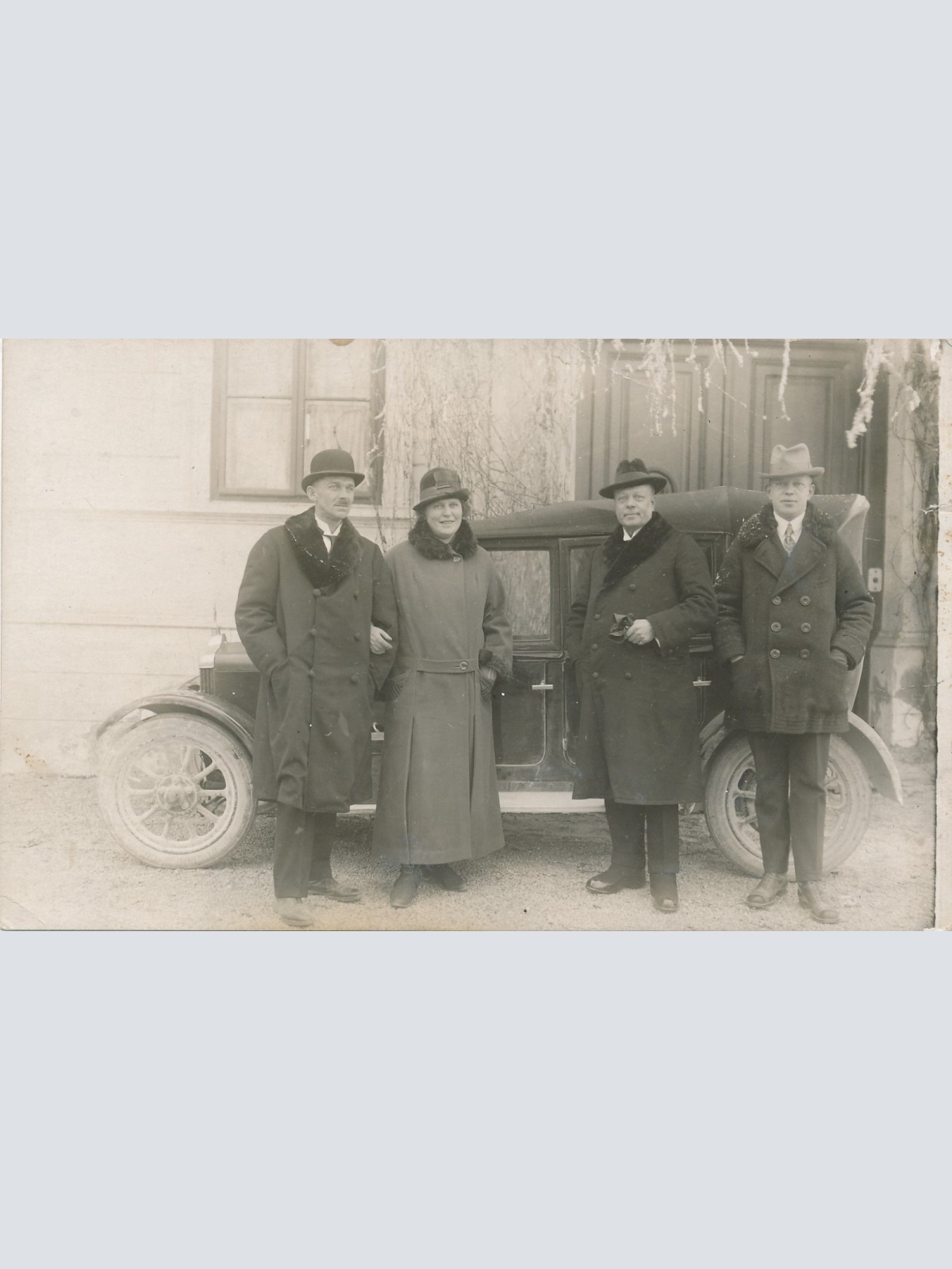 AK Annodazumals vier Leute vor Alten Auto Oldtimer Ansichtskarte (16147)